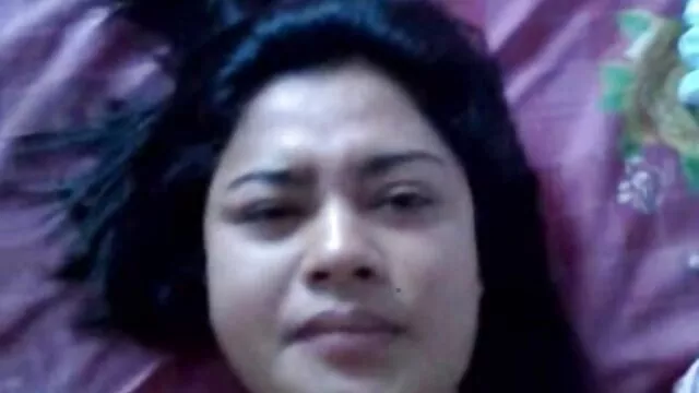 A Cumslut os melhores vídeo pornô grátis espalha os buracos por uma grande pila preta e pilas brancas.