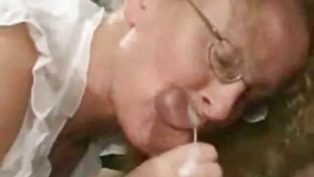 SEXYMOMMA-madrasta eu quero ver os melhores filme pornô Cherry DeVille lambe a rata de uma adolescente marota