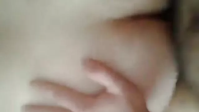 Um gay excitado esfrega-lhe melhor porno japones a pila dura e fode-lhe o vibrador pelo cu acima.