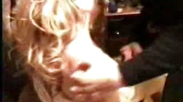 Pirata com um belo rabo masturba-se e põe-se melhor vídeo de sexo pornô em cima de si.