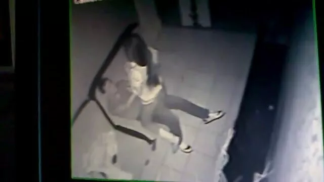 Amarrado com alça e corda, o tipo faz melhores vídeos pornô do mundo um broche.