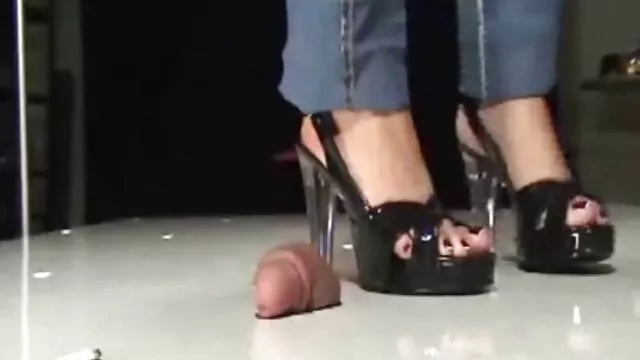 O homem rústico faz os melhores videos porno brasileiros striptease sexy.