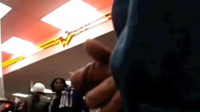 As loiras sensuais fazem os melhores vídeo pornô das brasileirinhas Broches públicos e fodem no capô do carro.