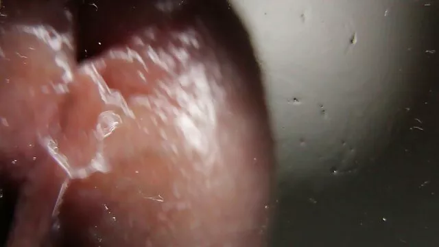 O rufia com uma pila grande masturba-se com um gemido duro os melhores filme pornô caseiro