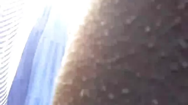 A brincar com a rata Rapada melhores pornos brasileiros no chão do hotel!