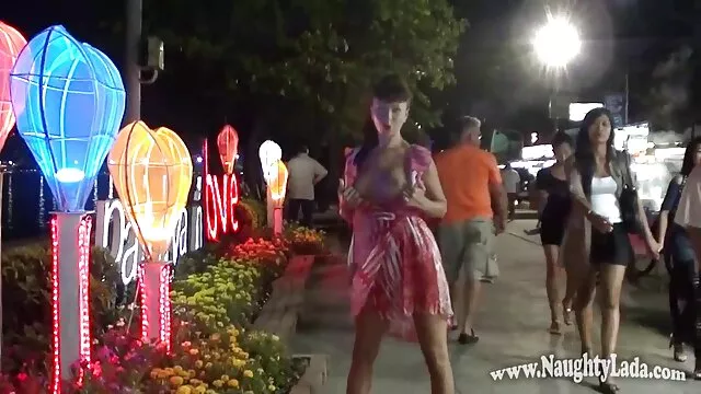 A puta curvada leva com melhor video porno de todos força no rabo