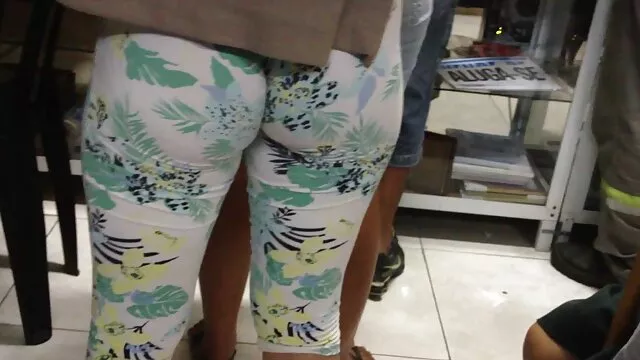 Femboy com vídeo de pornô as melhores Mamas pequenas brinca com o rabo
