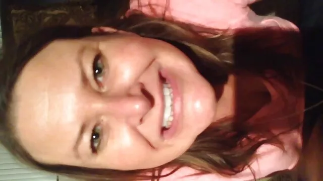 A querida Ellorie masturba-se com um melhores porno amador brinquedo.